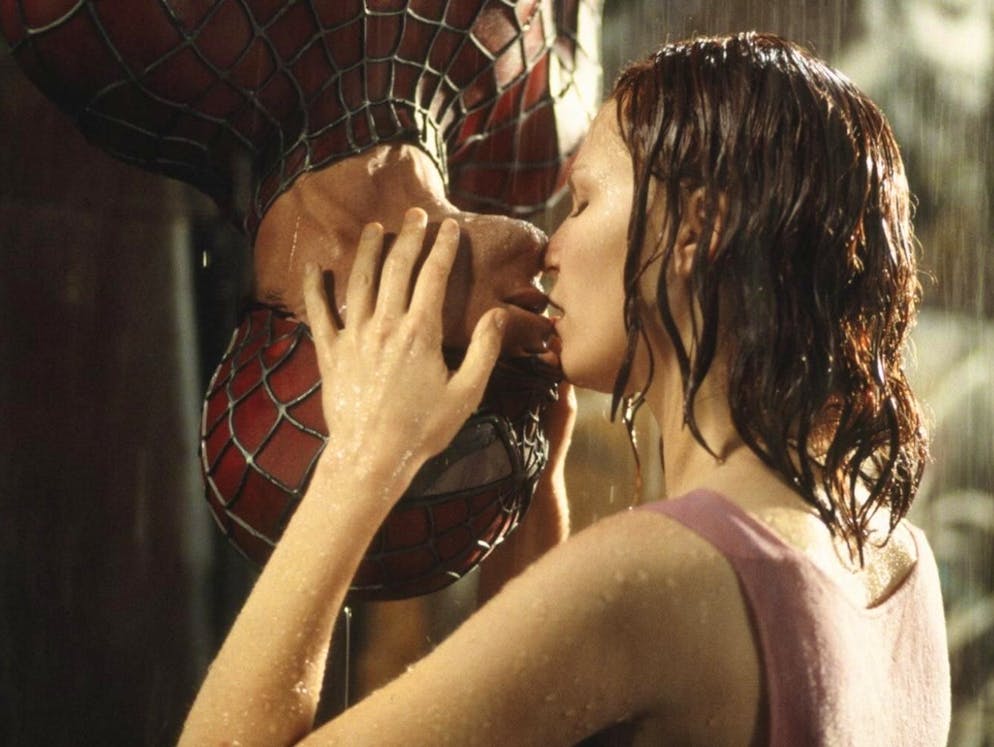 Die schönsten Küsse der Filmgeschichte. Wenn die Liebe kopfsteht: Tobey Maguire und Kirsten Dunst liessen die Romantikfans im ersten «Spider-Man»-Film (2002) von Sam Raimi nicht hängen. Hinreissend schön anzuschauen, eine Tortur beim Dreh: Hauptdarsteller Maguire lief fortwährend der Regen in die Nase.
