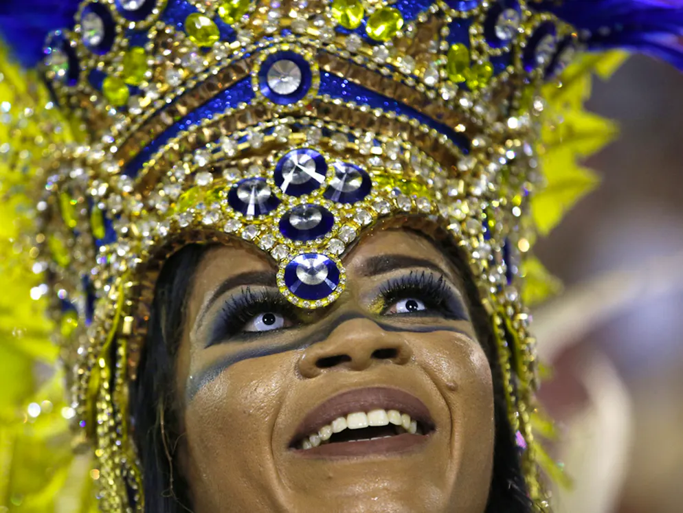 Euphorie à Rio: un carnaval «hot». Des lentilles blanches pour cette danseuse de l'école de samba " Uniao da Ilha".