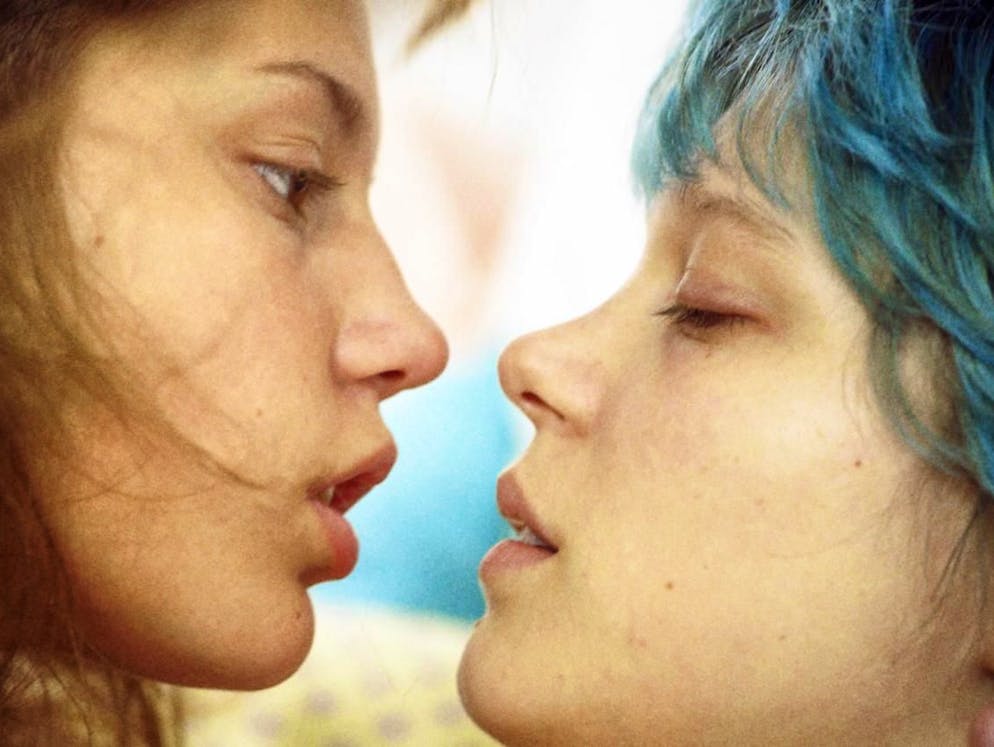 Die schönsten Küsse der Filmgeschichte. Im französischen Kritikerliebling «Blau ist eine warme Farbe» (2012) stürzen sich Adèle Exarchopoulos (links) und Léa Seydoux in eine Affäre ohne Hoffnung. Zärtlich, anrührend, leidenschaftlich und tragisch.