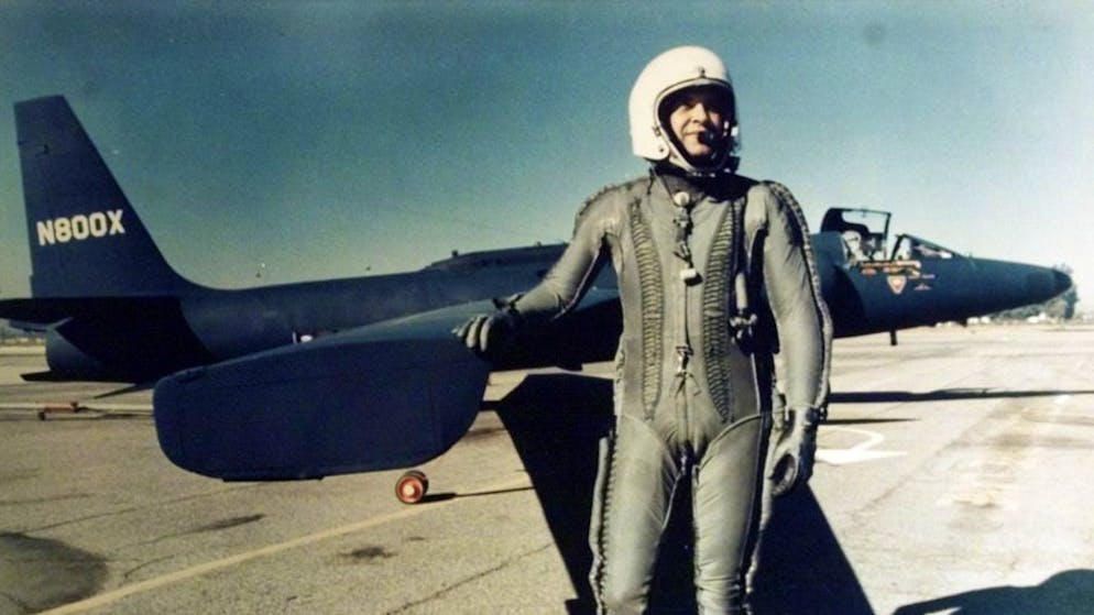 Legendäre Flugzeuge. Die Lockheed U-2 «Dragon Lady» diente ab 1955 den Amerikanern als Aufklärungsflugzeug, das in 20 Kilometer Höhe operierte und vor allem das Gebiet des Warschauer Pakts überwachen sollte. Es ist eine Mischung aus Segelflugzeug und Jet. Für Fliegerabwehrgeschütze und gegnerische Jagdflugzeuge war die U-2 zu ihrer Zeit unerreichbar. Im Mai 1960 verlor jedoch eine U-2 aufgrund von Triebwerksschwierigkeiten an Höhe und wurde von der sowjetischen Flugabwehr abgeschossen. Ihr Pilot, Gary Powers (Bild), wurde gefangen genommen und als Spion zu einer langjährigen Haftstrafe verurteilt. Nach weniger als zwei Jahren konnte er aber gegen einen sowjetischen Spion ausgetauscht und in die Freiheit entlassen werden.