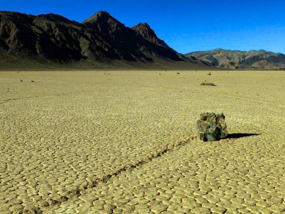 Mysteriöse Wesen und Erscheinungen. Jahrzehntelang rätselten Wissenschaftler auch über lange Schleifspuren im Tal des Todes. Zahlreiche Felsbrocken streunen hier immer wieder über den Wüstenboden Kaliforniens. Doch lange hatte niemand ihre Wanderungen beobachten können. Im Jahr 2013 konnten amerikanische Forscher das Rätsel mithilfe von Videoaufnahmen endlich lösen: Nachdem es geregnet hatte, bildete sich ein flacher See auf der Hochebene, er gefror. Millimeterdünnes Eis umschloss die Steine. Im Tauwetter am Morgen zerbrach es in Abertausende Schollen, die vom Wind getrieben wurden. Eingekeilt im Eis nahmen auch die Steine Fahrt auf.