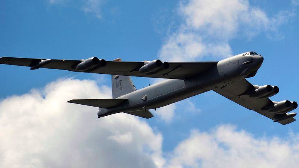 Legendäre Flugzeuge. Der schwere Bomber Boeing B-52 «Stratofortress» wurde von der US-Luftwaffe bereits Ende der 1940er-Jahre als Träger für Nuklearwaffen entwickelt und 1955 in Dienst gestellt. Bis 1962 wurden 744 Exemplare dieses Flugzeugs hergestellt; ein Zehntel davon ist noch immer im Dienst und einige Maschinen könnten, so schätzen Experten, auch nach 2040 noch für die Air Force fliegen. Eine Atomwaffe hat eine B-52 noch nie abgeworfen, doch der Langstreckenbomber wurde unter anderem im Vietnamkrieg, im Golfkrieg und bei der Bombardierung Afghanistans nach dem 11. September 2001 mit verheerender Wirkung eingesetzt.