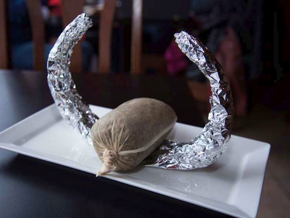 Mysteriöse Wesen und Erscheinungen. Schlüpfrige Witze: Nach einem glitschigen Fund an Tasmaniens Westküste im Jahr 1960 kursierten abstruse Theorien über die Herkunft des Globsters. Unter anderem wurde gemutmasst, es handele sich um die Überreste eines Urzeitwesens, das im antarktischen Eis überdauert habe und dann aufgetaut sei. Die Australier namen es mit Humor und witzelten, es sei ein riesiges Omelett, dass im Zweiten Weltkrieg über Bord eines Schlachtschiffs gegangen sei. Andere hingen der Theorie an, es handele sich um das schottische Gericht Haggis (im Bild), das bei einem Bankett ins Wasser gefallen, nach Australien getrieben und dabei aufgequollen sei.