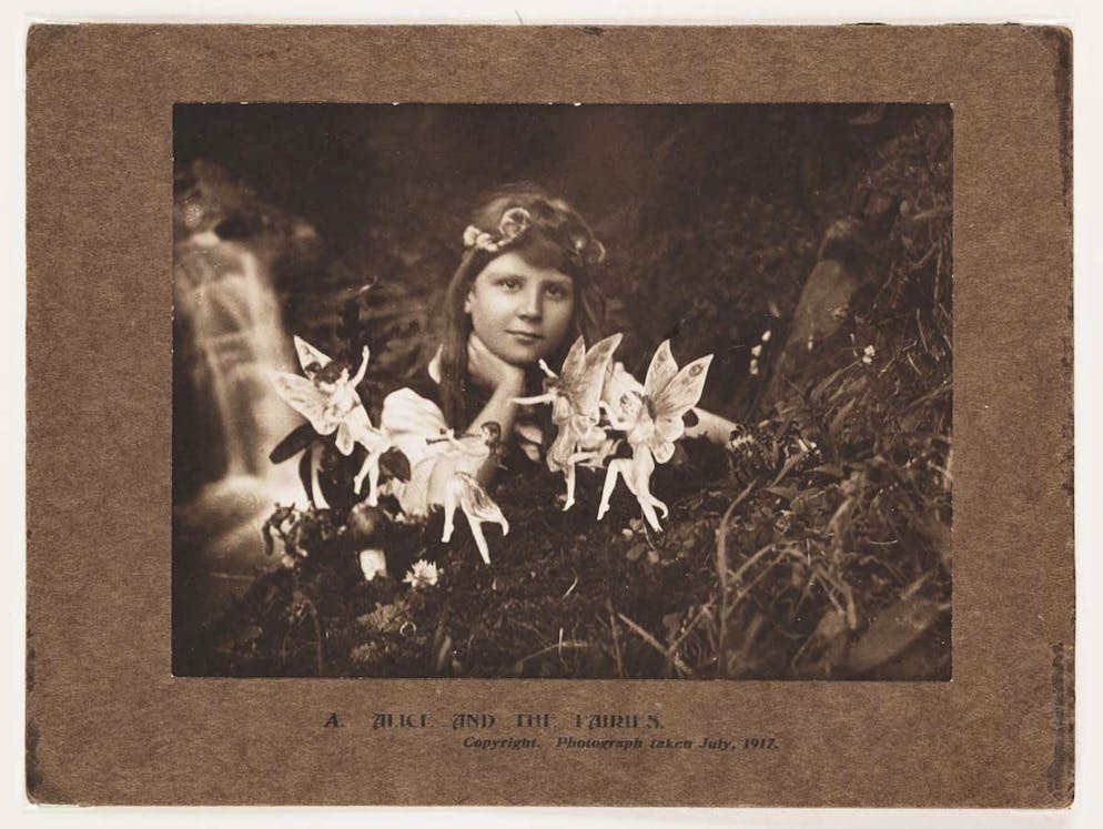 Mysteriöse Wesen und Erscheinungen. Die sogenannten Cottingley Fairies (deutsch: Cottingley-Feen) wurden 1917 auf fünf Fotos der jungen Cousinen Frances Griffiths und Elsie Wright im englischen Cottingley dokumentiert. Die Fotos stellten sich später als Fälschungen heraus - die zeichnerisch begabte Elsie hatte sie aus einem Buch auf Karton abgezeichnet, ausgeschnitten, und vor sich in Szene gesetzt. Die unechten Feen gelten bis heute als einer der grössten Hoaxes des 20. Jahrhunderts.