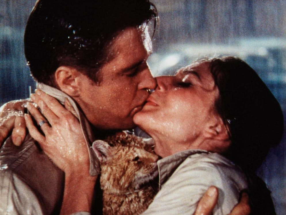 Die schönsten Küsse der Filmgeschichte. Am Ende des turbulenten Klassikers «Frühstück bei Tiffany» (1961) liegen sich George Peppard und Audrey Hepburn doch noch in den Armen. Dazu auch hier ein sehr beliebtes Knutschambiente: prasselnder Regen.