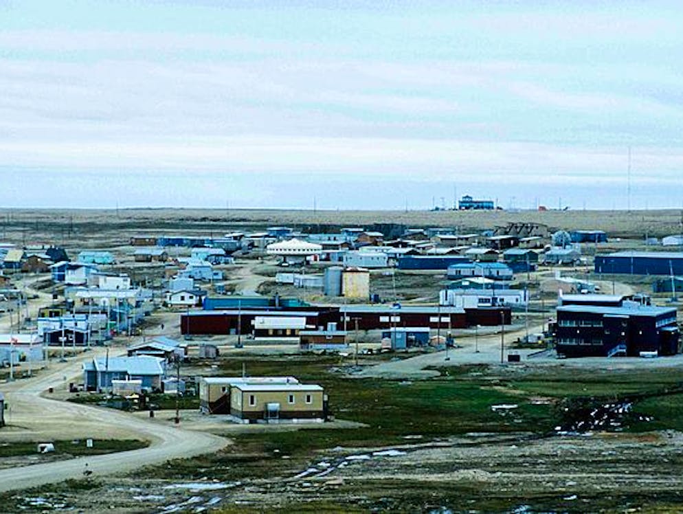 Mysteriöse Wesen und Erscheinungen. Ein Blick auf das kleine Inuit-Dorf Iglulik. Gemäss den Einwohnern ist in der Region ein komisches Pfeifen, manchmal auch ein Brummen zu hören. Doch woher die Geräusche stammen, ist unbekannt. Es gibt drei Theorien. Nummer eins: Die «Baffinland Iron Mines Corporation», welche in der Region nach Bodenschätzen sucht, ist schuld, weil sie die Gegend zuletzt mit Sonargeräten unter die Lupe nahm. Das Unternehmen weist die Vorwürfe jedoch zurück.