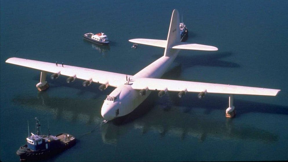 Legendäre Flugzeuge. Die «Spruce Goose» genannte Hughes H-4 Hercules des exzentrischen Milliardärs Howard Hughes erhob sich nur ein einziges Mal, am 2. November 1947, in die Luft und flog in 20 Metern Höhe etwa anderthalb Kilometer weit. Sie ist das grösste jemals gebaute Wasserflugzeug und übertrifft sowohl an Spannweite als auch an Flügelfläche alle anderen Flugzeuge.