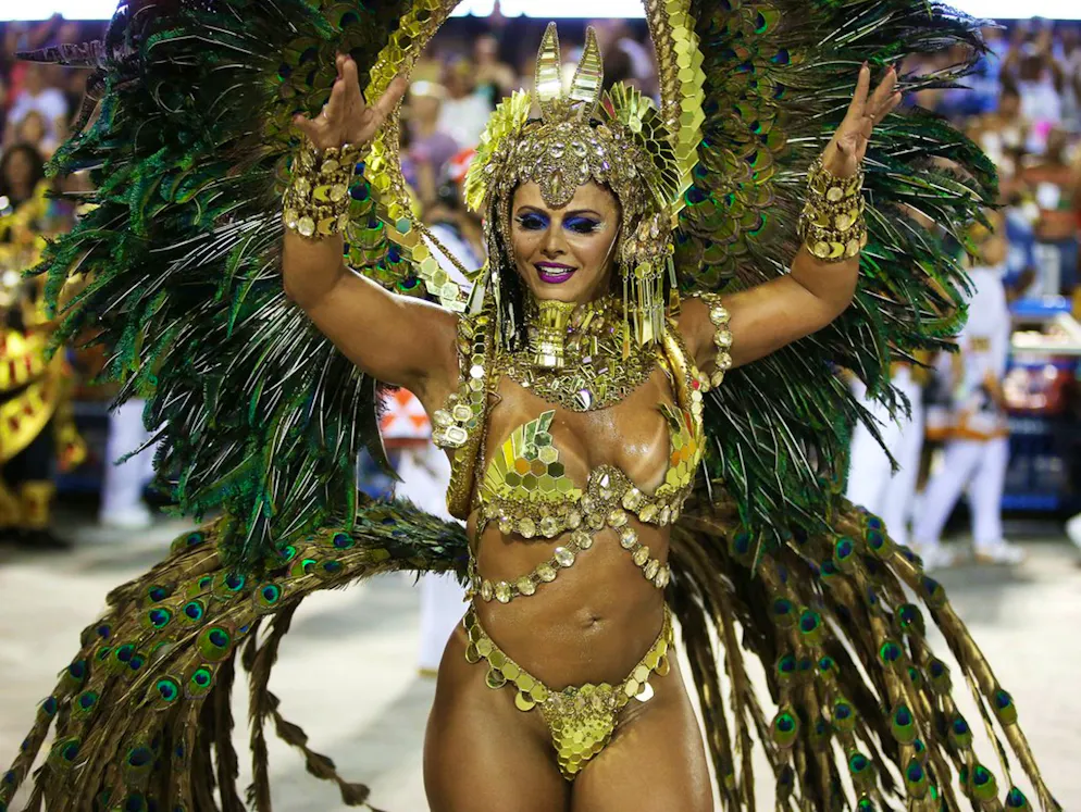 Euphorie à Rio: un carnaval «hot». Les danseurs mettent en scène leurs corps athlétiques.