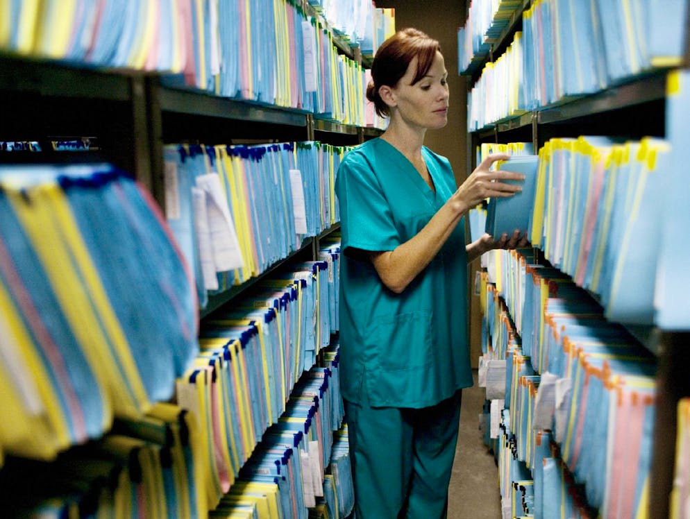 Ihre Krankenakte kommt ins Internet: Das müssen Sie wissen. Wenn Patientendaten in der Cloud - also im Internet - gespeichert sind, sind sie sicherer als beim Arzt im Archiv oder auf dem Pult. Denn die Datenserver werden rund um die Uhr bewacht - kleine Arztpraxen sind oft weniger gut gesichert.