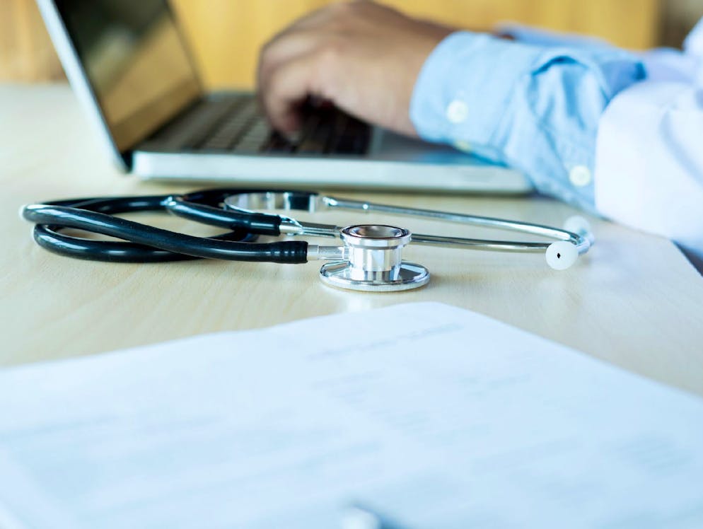 Ihre Krankenakte kommt ins Internet: Das müssen Sie wissen. Ein Führen eines elektronischen Patientendossiers ist, sobald es Mitte 2018 eingeführt wird, sowohl für Patienten als auch Ärzte freiwillig. Anwalt Sergio Leemann geht allerdings davon aus, dass die meisten Arztpraxen es anbieten werden, da der Austausch von Dossiers mit anderen Gesundheitsfachpersonen damit einfacher wird.