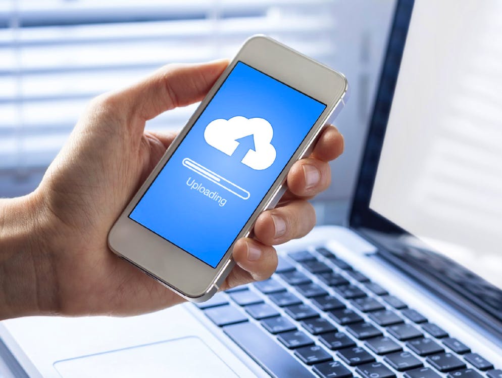 Ihre Krankenakte kommt ins Internet: Das müssen Sie wissen. Wenn alle Patientendaten ins Internet geladen werden - wer hat dann Zugriff darauf? Leserechte hat grundsätzlich nur der Patient selber. Gesundheits-fachpersonen, also Ärzte, Krankenhäuser, Apotheken etc., erhalten nur dann Zugriff, wenn sie ein explizites Zugriffsrecht vom Patienten zugesprochen bekommen.