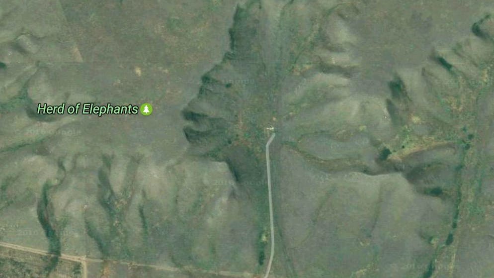 30 mysteriöse Orte auf Google Earth. Der «Badlands Guardian» scheint eine Hügellandschaft in der kanadischen Provinz Alberta zu bewachen. Die Formation, die wie das Gesicht eines kanadischen Ureinwohners aussieht, wurde erst 2006 durch Google Earth entdeckt.