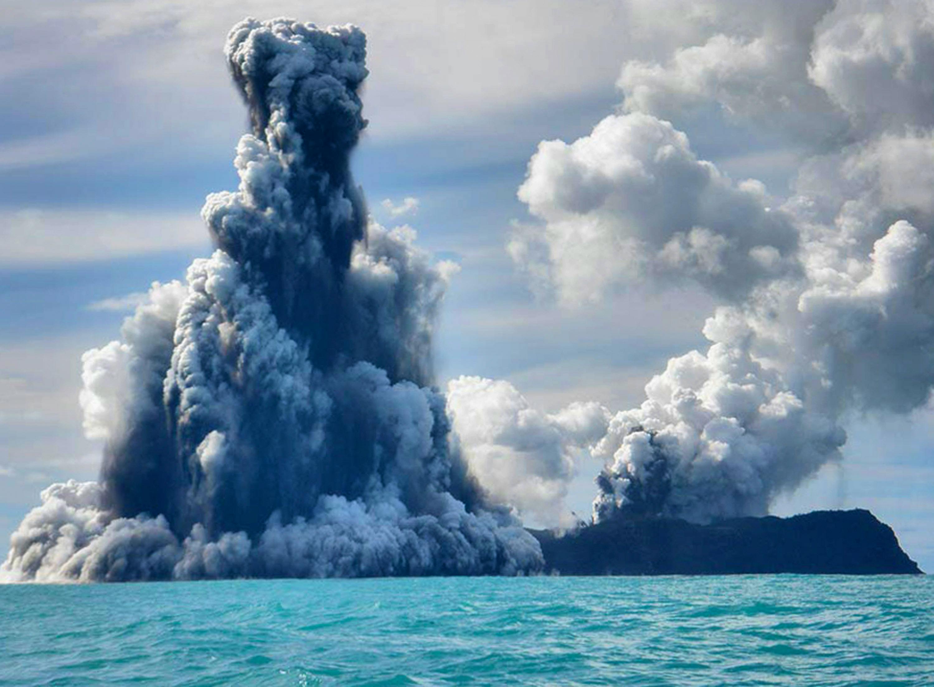 Vulkan Auf Ferieninsel Bali Spuckt Wieder Lava