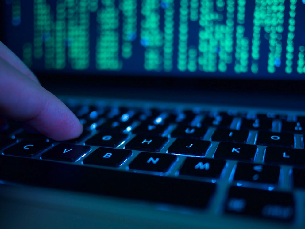 Ihre Krankenakte kommt ins Internet: Das müssen Sie wissen. Doch wie ist es mit Hackern: Können sie an meine Gesundheitsdaten gelangen? Wenn der Arzt seine Login-Daten nicht einfach herumliegen lässt und der Anbieter der Cloud-Datenbank - wie beispielsweise Swisscom - seine Arbeit ernst nimmt, sind die Daten sicher.