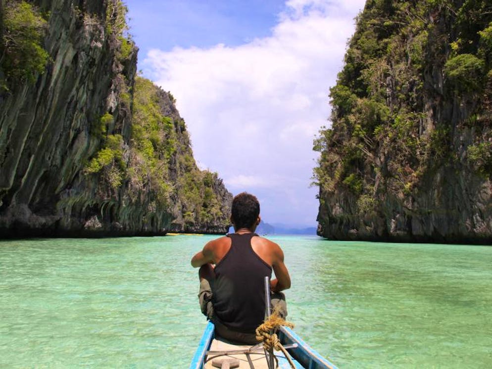 Wie eine Filmkulisse: Inselhüpfen rund ums paradiesische Palawan. Idyllisch von Felsen gerahmt: Die Big Lagoon auf Miniloc Island.