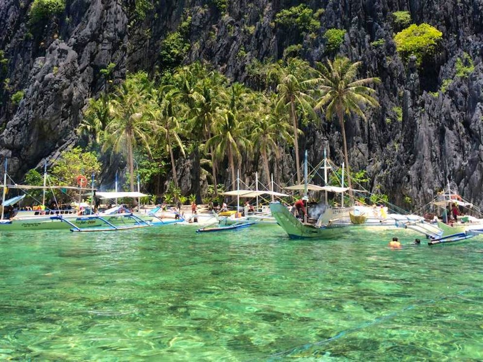 Wie eine Filmkulisse: Inselhüpfen rund ums paradiesische Palawan. Die Secret Lagoon ist in der Hauptsaison voller Touristen. Die Bucht soll eine Insprationsquelle für Alex Garland zu seinem Buch «Der Strand» gewesen sein.