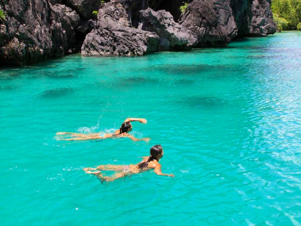 Wie eine Filmkulisse: Inselhüpfen rund ums paradiesische Palawan. Schwimmen in einer James-Bond-Kulisse: Das geht in der Big Lagoon auf Miniloc Island.