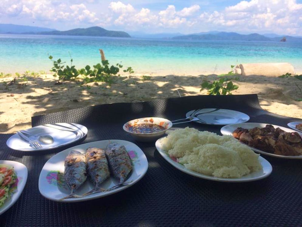 Wie eine Filmkulisse: Inselhüpfen rund ums paradiesische Palawan. Fisch und Reis: Beim Insel-Hopping auf einsamen Inseln wird natürlich am Strand gegessen.