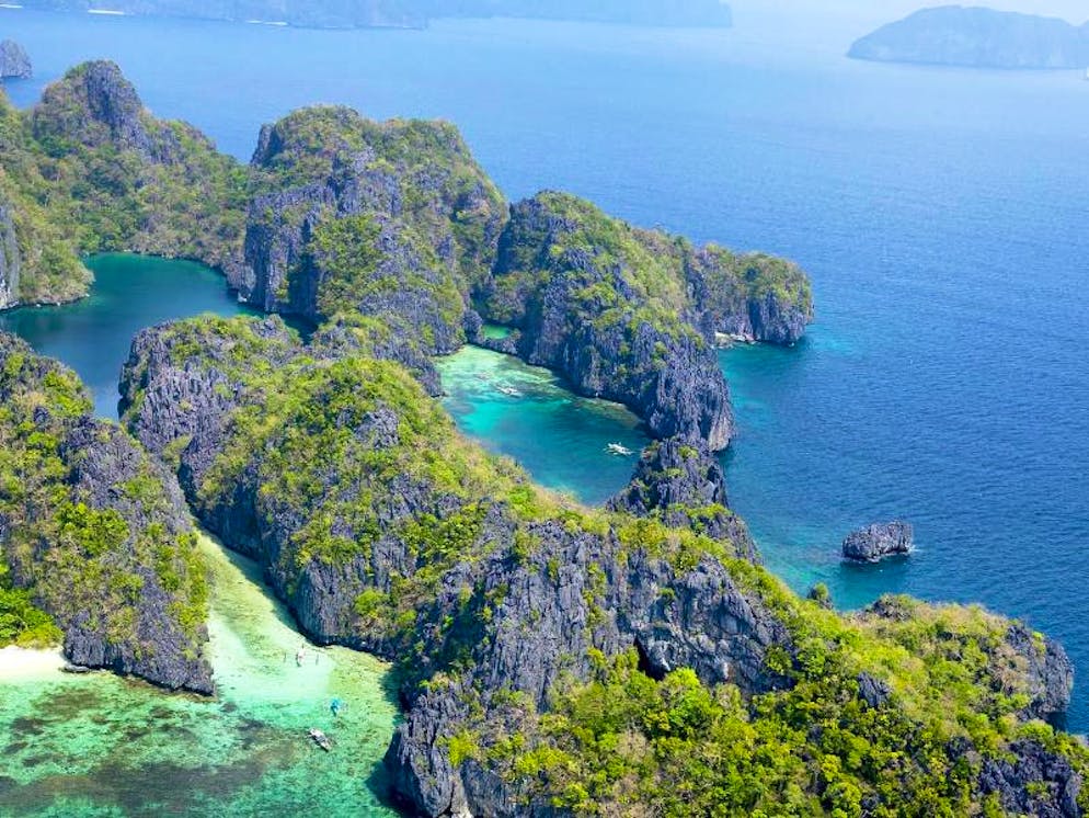 Wie eine Filmkulisse: Inselhüpfen rund ums paradiesische Palawan. Small und Big Lagoon von oben: Durch Felsspalten kommen Urlauber von einer Lagune in die nächste.