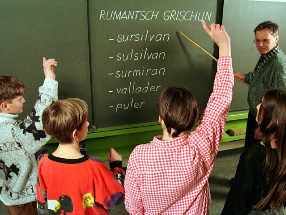 Unterricht in Rumantsch Grischun in einer Schule im Kanton Graubünden. Die Dachorganisation Lia Rumantscha wünscht sich Sprachunterricht auch ausserhalb des Kantons. (Archivbild)