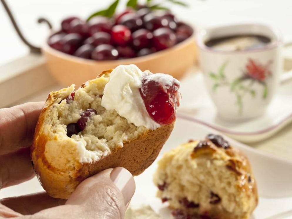 Scones, Profiteroles und Cheesecake backen. Scones sind typisch britisch: Das Gebäck wird mit dickem Rahm und Marmelade bestrichen gegessen.