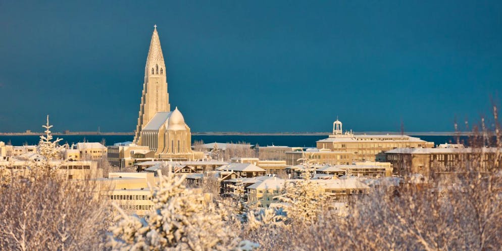 L'Islande et ses paysages à faire rêver. La capitale Reykjavik ressemble à une ville de conte de fée enneigée! <br>