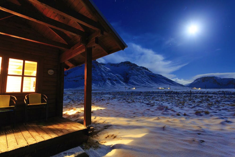 L'Islande et ses paysages à faire rêver. En été, les chalets affichent souvent complet pour les touristes. En hiver on trouve plus facilement une place pour se réchauffer dans un environnement spectaculaire. <br><br>