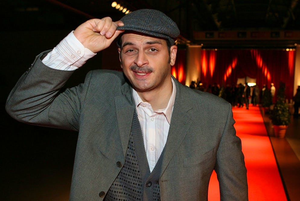 Kaya Yanar: Die Bilder. Mit seinen Kultfiguren Hakan und Ranjid hat sich Kaya Yanar einen festen Platz in den Herzen vieler Comedy-Fans erobert. Die Mütze ist sein Markenzeichen.
