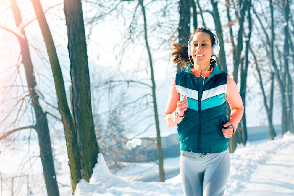Ist es draussen kalt, sollten Joggerinnen und Jogger sich vom Walken übers Traben bis zum Laufen langsam steigern. 