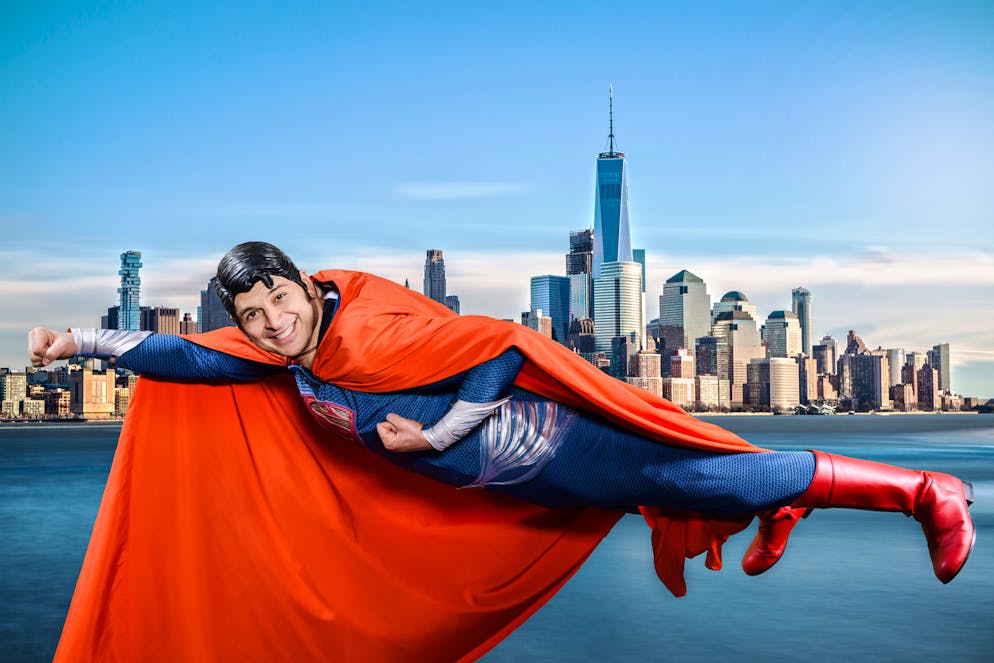 Kaya Yanar: Die Bilder. Kaya Yanar präsentiert in unterschiedlichen Genres sein Kino-Ranking und schlüpft in die eine oder andere Filmrolle, testet Filmstunts, blickt humorvoll hinter die Kulissen und fliegt dabei auch schon mal im Superman-Kostüm durch die Luft.