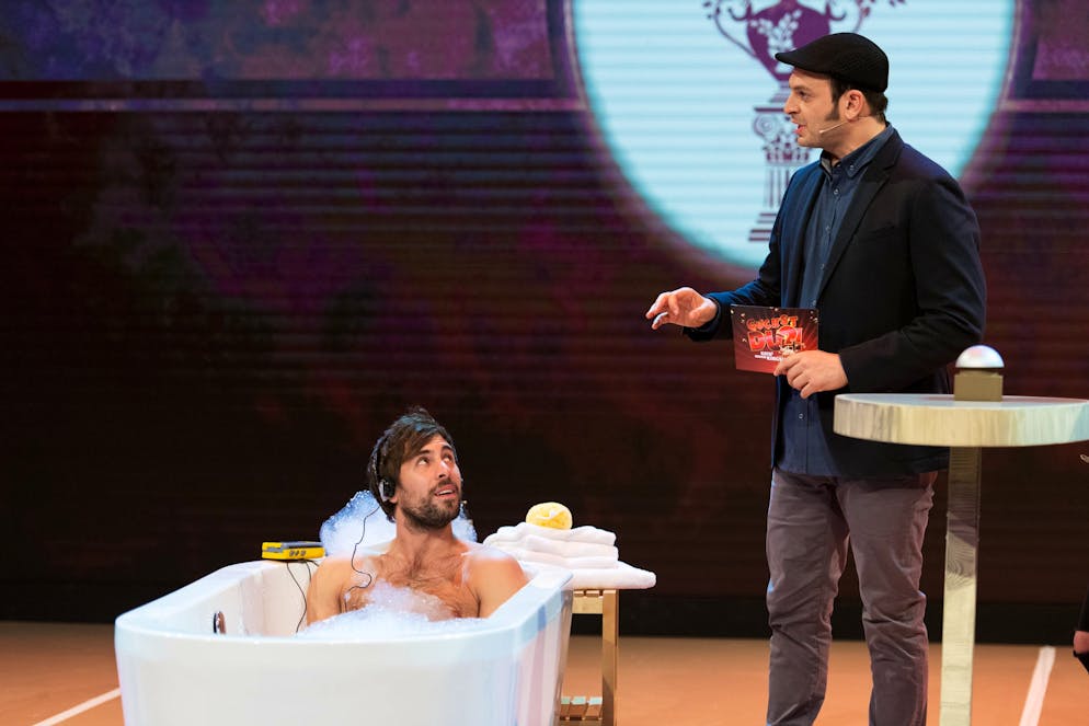 Kaya Yanar: Die Bilder. Für Kaya Yanar legt sich der deutsche Sänger Max Giesinger sogar in die Badewanne.