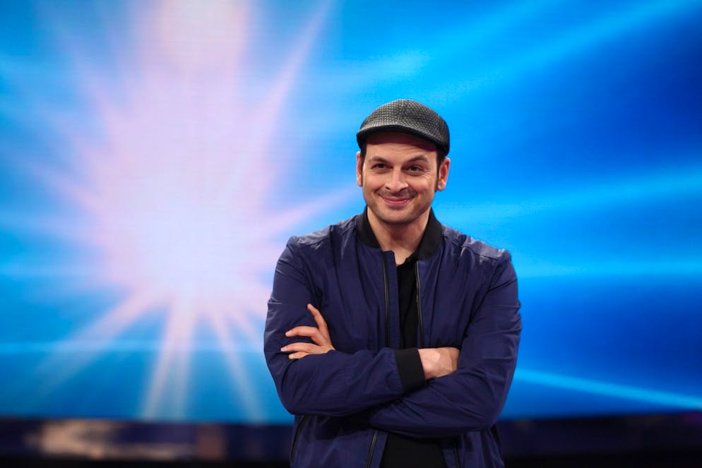 Kaya Yanar: Die Bilder. Zurück zu den Wurzeln: In den letzten Jahren tourte Kaya Yanar durch ganz Deutschland, im TV war er zumeist bei RTL zu sehen. Doch nun kehrt er mit seinem neuen Format zurück zu SAT.1, wo seine Karriere Anfang der 2000er-Jahre begann.