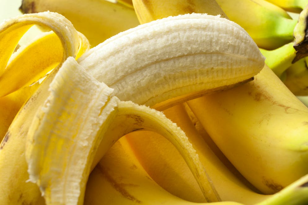 Ajoutez des fruits de votre choix, par exemple, une petite banane.