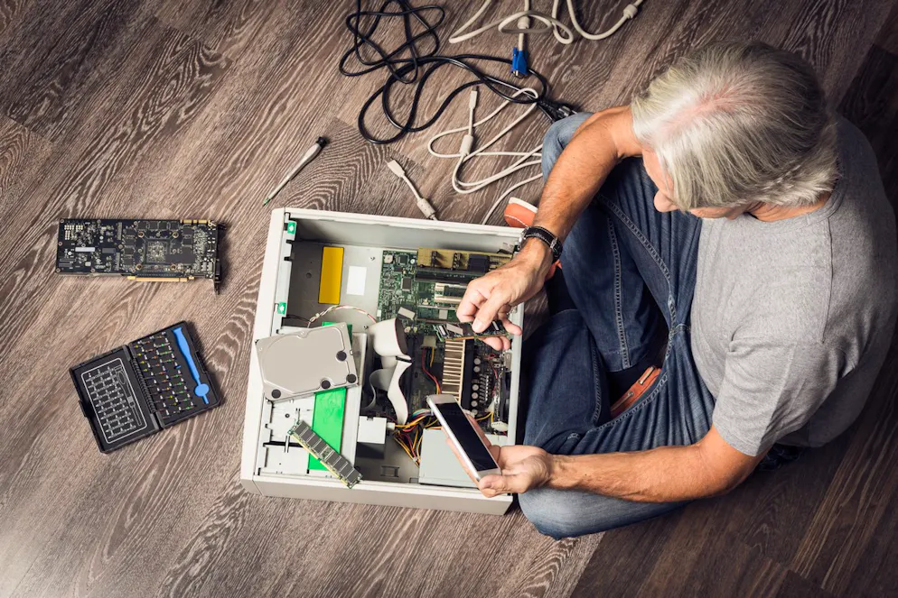 Rapides et simples: les meilleures astuces informatiques. 7. Mettre soi-même la main à la pâte n'est généralement pas du tout difficile: de nombreuses instructions de réparation pour des opérations standard sont notamment disponibles sur «ifixit.com».