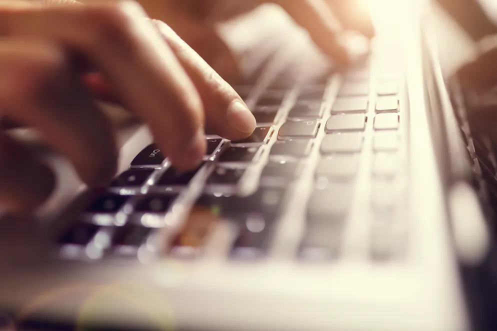 Rapides et simples: les meilleures astuces informatiques. 5: «Ctrl (sur PC)/Cmd (sur Mac) + C/V» pour copier/coller quelque chose? Connaître les principales combinaisons de touches peut vous permettre de gagner un temps précieux.
