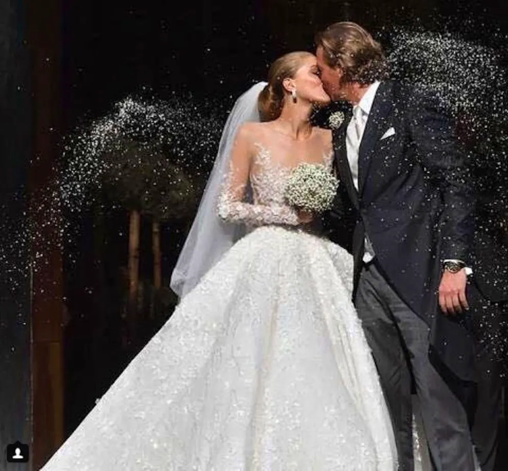 Les plus belles robes de mariée 2017. La robe de princesse portée par la chanteuse Victoria Swarovski en mai dernier a suscité tant l'admiration que l'indignation. Pour beaucoup, le prix de la création du styliste Michael Cinco (930'760 francs) était bien trop élevé. 									<br>