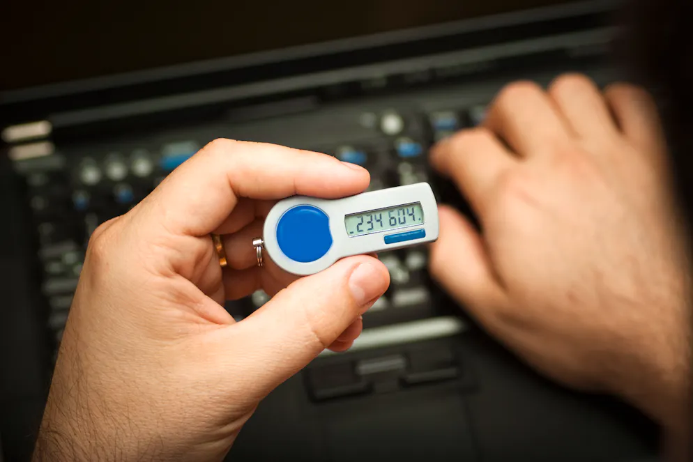 Rapides et simples: les meilleures astuces informatiques. 8. Maintenez vos données à l'abri: une authentification à double facteur permet de vous protéger contre les pirates informatiques. Cette fonctionnalité doit avant tout être activée au niveau de votre compte de messagerie.