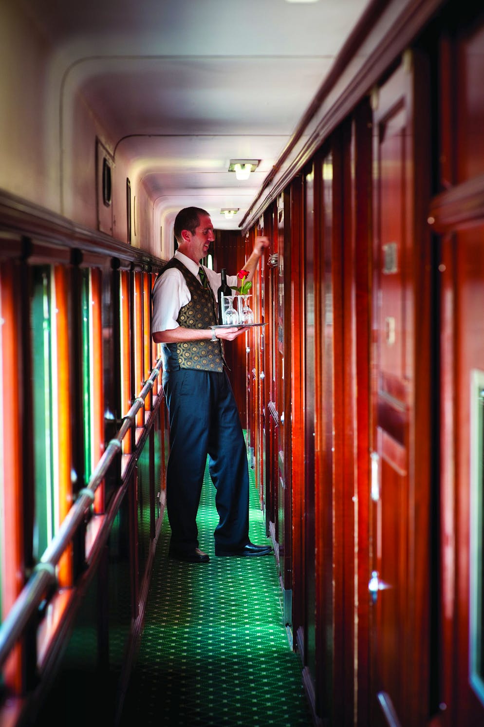 Embarquez à bord du train «Rovos Rail» et parcourez le sud de l'Afrique. En effet, le voyage a commencé sous les plus bons auspices: un tapis rouge est déroulé sur le quai pour accueillir les passagers. Du vin leur est ensuite servi...