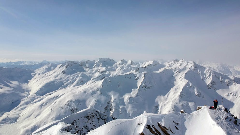 Skitour im Bündner Oberland. Ganz klein sind wir und unsere Spuren über den Grat hier zu sehen.