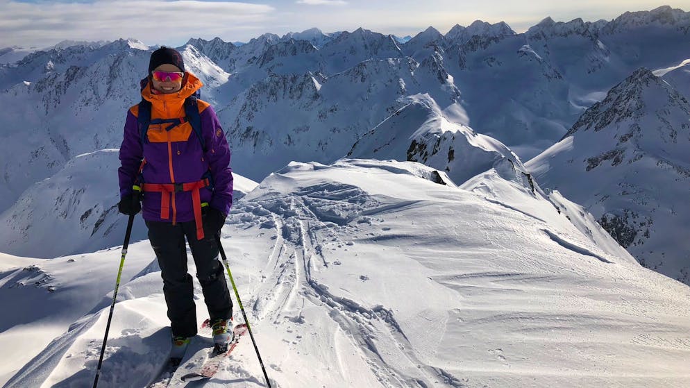 Skitour im Bündner Oberland. Es gibt auch einen direkten Weg von der SAC-Hütte ins Tal.