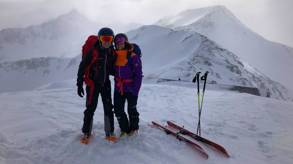 Skitour im Bündner Oberland. Gipfelglück auf dem Pazolastock. Endlich wird auch das Wetter besser. Doch der starke Wind zwingt uns unser Picknick an einem anderen Ort einzunehmen.