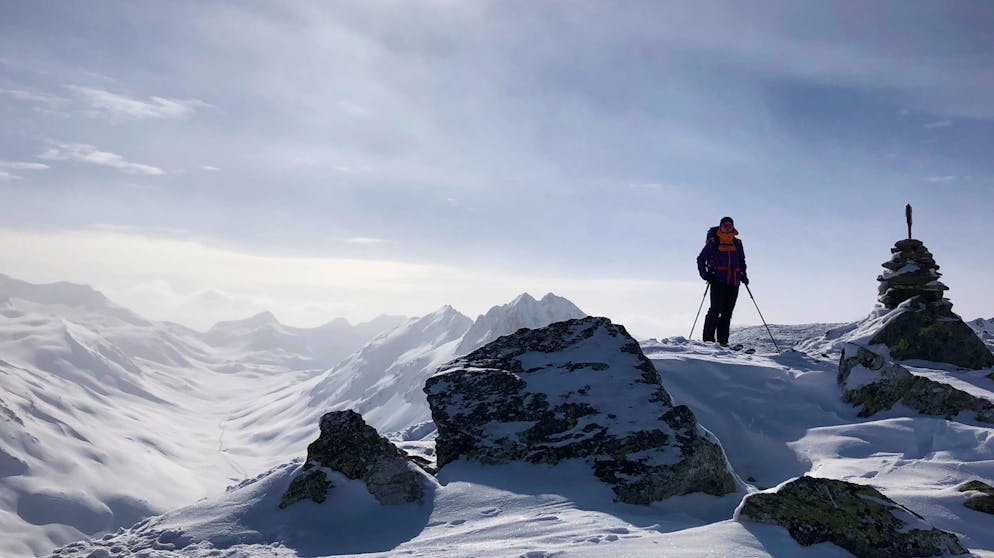 Skitour im Bündner Oberland. Uns steht zum krönenden Abschluss noch die lange Abfahrt nach Tschamut bevor.