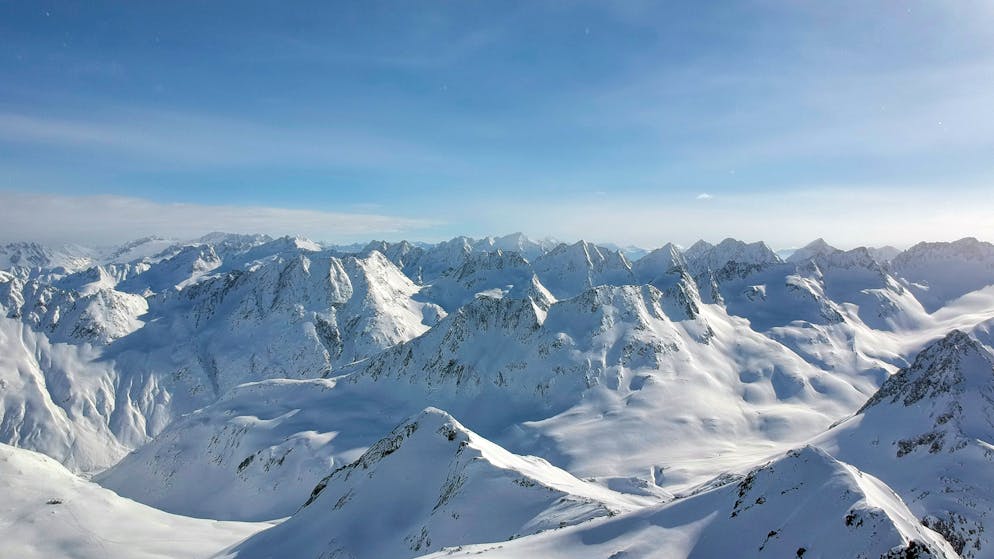 Skitour im Bündner Oberland. Der Gipfel ist auf einer Höhe von 2928 Metern.