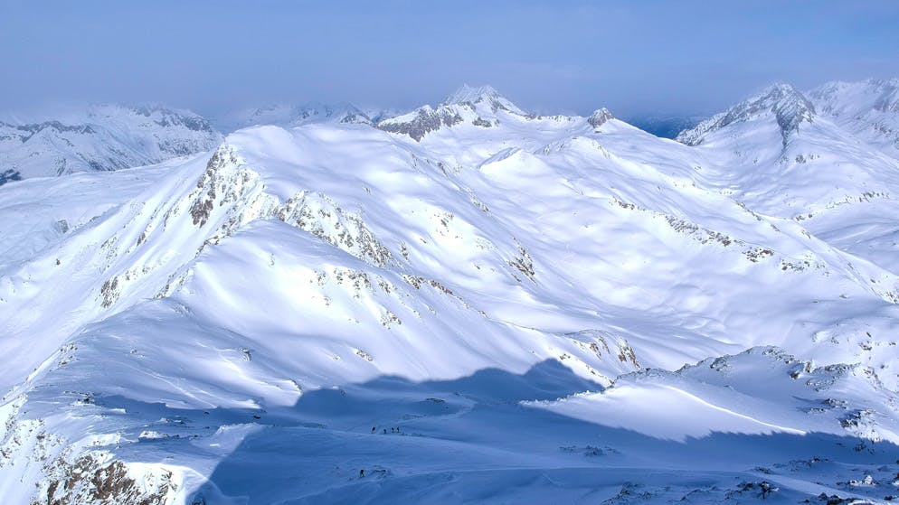 Skitour im Bündner Oberland. Über seinen Gipfel führt die Kantonsgrenze zwischen Graubünden und Uri.