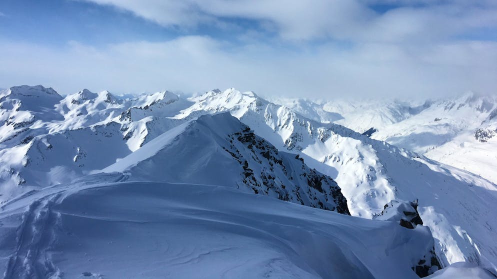Skitour im Bündner Oberland. Blick in Richtung Kanton Uri. Die Weitsicht ist sehr gut an dem Tag.
