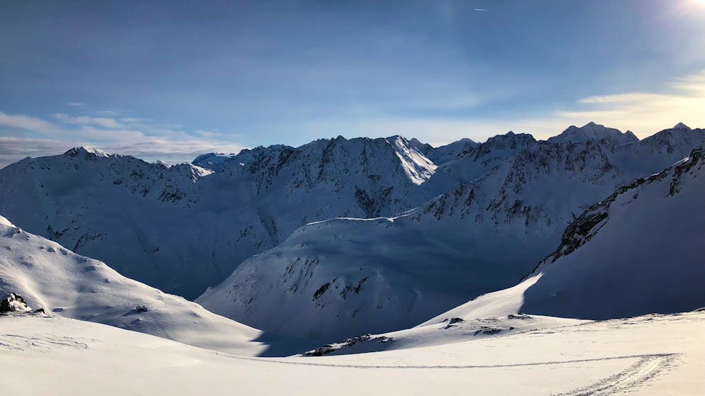 Skitour im Bündner Oberland. Doch der Umweg übre den Berg lohnt sich.