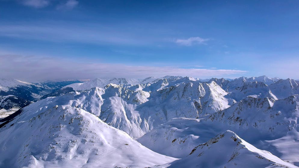 Skitour im Bündner Oberland. Der Piz Badus ist ein Berg der Gotthard-Gruppe.