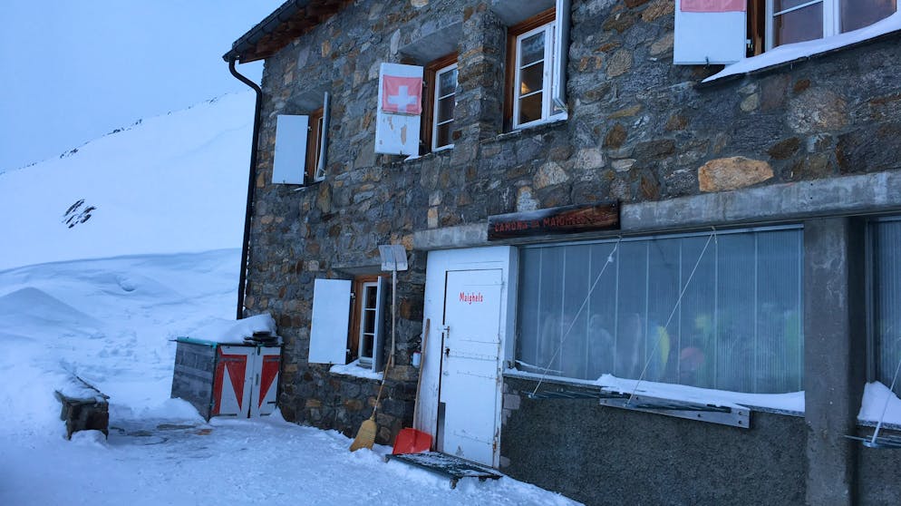 Skitour im Bündner Oberland. Wir überschreiten den Berg über den Fil Tuma und fahren danach über den vereisten und zugeschneiten Tomasee zur Maighelshütte. Die Maighelshütte SAC liegt auf 2310 m ü. M. und dient unter anderem als Ausgangspunkt zum Piz Badus, Piz Borel oder Rossbodenstock.
