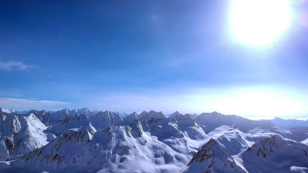 Skitour im Bündner Oberland. Das Wetter könnte besser nicht sein - am Himmel sind fast keine Wolken. Die Lawinensituation ist mässig. Es ist kalt, aber wir sind gut ausgerüstet. Wir, das sind ich und ein Freund.
