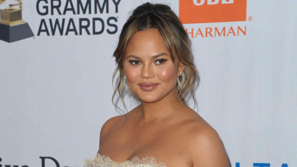 People. Chrissy Teigen: Beruhigt euch, ich gebäre noch nicht